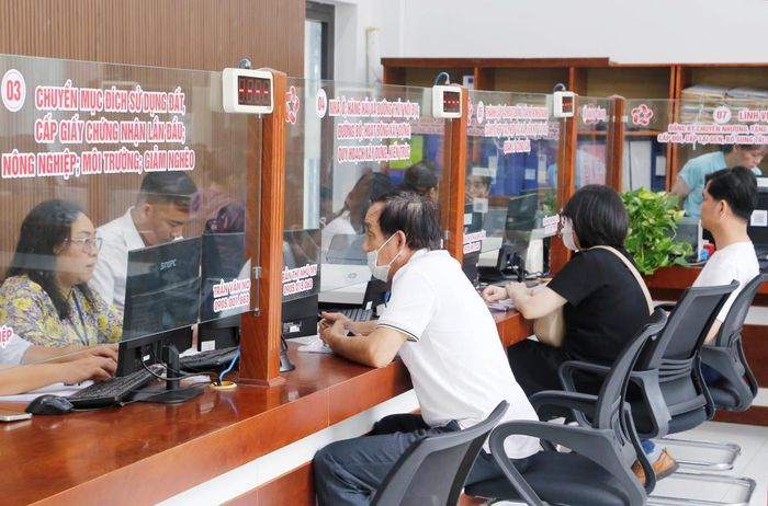 Người dân giải quyết thủ tục hành chính tại Trung tâm cung ứng dịch vụ sự nghiệp công phường Hải Châu.
