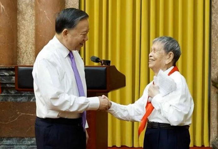 Tổng Bí thư, Chủ tịch nước Tô Lâm với Thầy giáo Nhân dân, Anh hùng Lao động Nguyễn Đức Thìn - người khởi xướng phong trào "Nghìn việc tốt" từ năm 1963, từng vinh dự được gặp Bác Hồ.