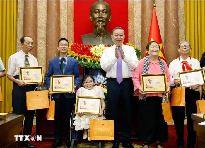 Tổng Bí thư, Chủ tịch nước Tô Lâm tặng quà cho các đại biểu.