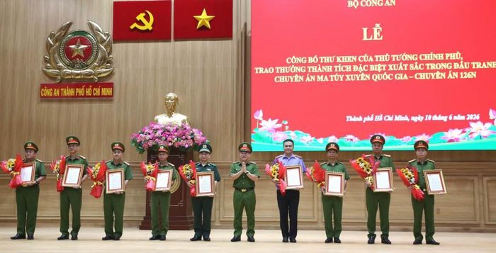 Thừa ủy quyền, Thượng tướng Nguyễn Văn Long trao Thư khen của Thủ tướng Chính phủ cho các tập thể.