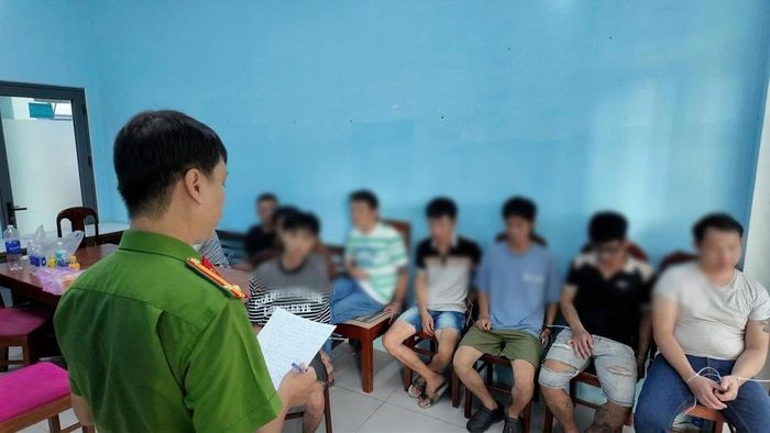 Công an phường Thanh Khê kiểm tra cư trú kết hợp test ma túy tại các khu chung cư.