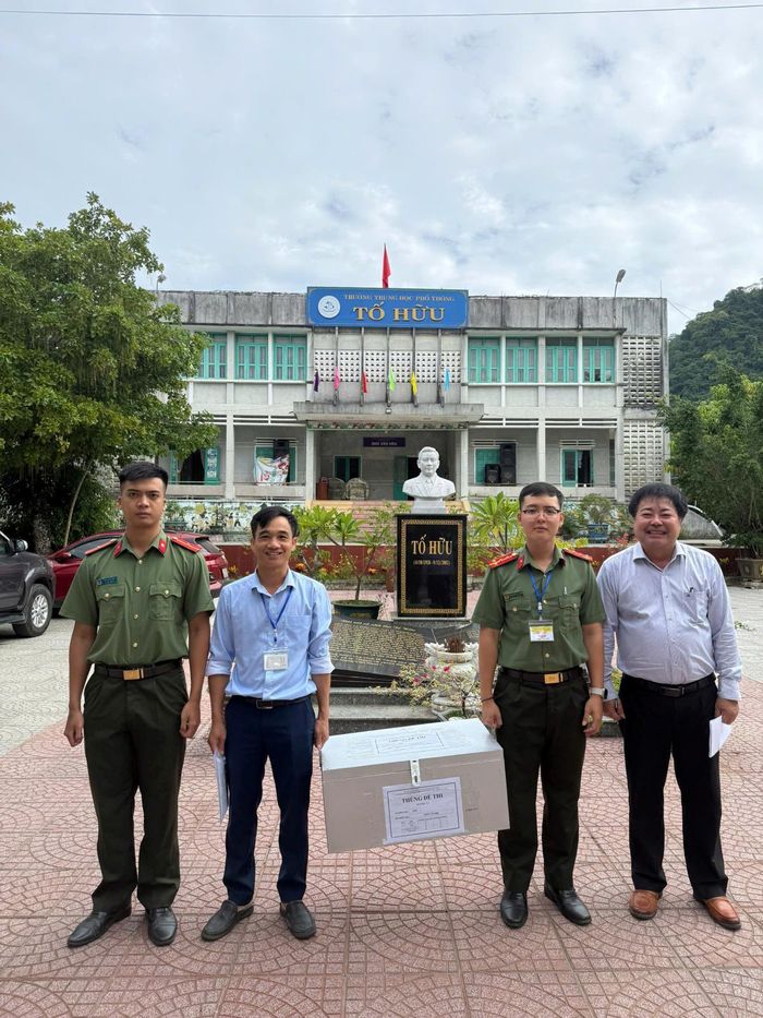 Lực lượng CATP Đà Nẵng vận chuyển, bàn giao Đề thi tốt nghiệp THPT năm 2026 tại Điểm thi THPT Tố Hữu (xã Thạnh Mỹ), đảm bảo tuyệt đối an toàn…
