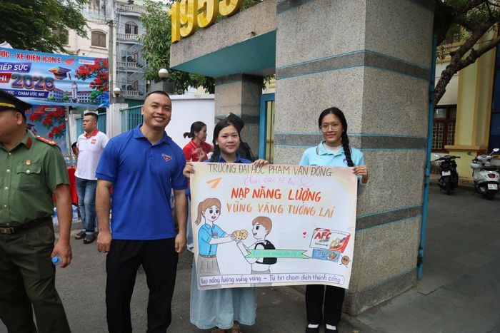Tiếp sức tại các điểm thi