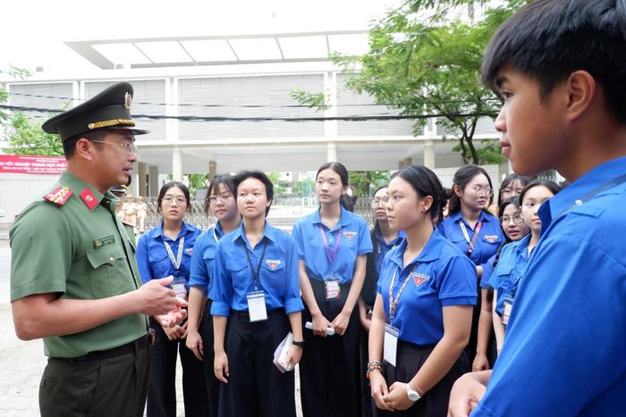 Đại tá Nguyễn Đại Đồng- Phó Giám đốc CATP Đà Nẵng- thăm, động viên các tình nguyện viên tại điểm thi THPT Phan Châu Trinh. Ảnh: P.T