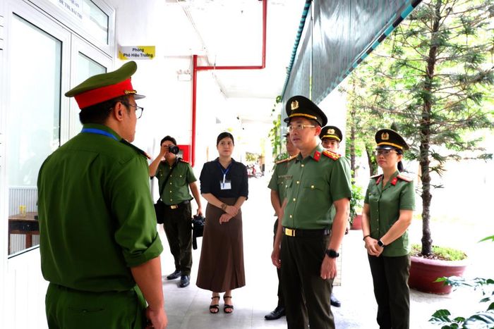 Đồng chí Đại tá Nguyễn Đại Đồng- Phó Giám đốc CATP Đà Nẵng thăm hỏi, động viên CBCS bảo vệ đề thi tại điểm thi THCS Nguyễn Huệ. Ảnh: P.T