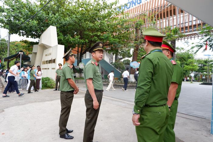 Đại tá Nguyễn Đại Đồng- Phó Giám đốc CATP Đà Nẵng kiểm tra công tác đảm bảo an ninh, an toàn tại điểm THCS Nguyễn Huệ. Ảnh: P.T