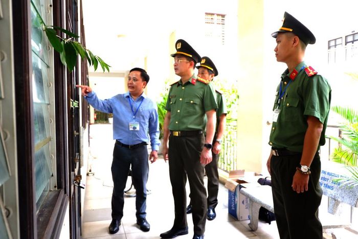 Đại tá Nguyễn Đại Đồng- Phó Giám đốc CATP Đà Nẵng kiểm tra công tác bảo vệ đề thi tại Điểm thi THPT Trần Phú. Ảnh: P.T