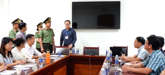 Đại tá Nguyễn Đại Đồng- Phó Giám đốc CATP, Phó Trưởng ban Ban Chỉ đạo Kỳ thi Tốt nghiệp THPT 2026 TP Đà Nẵng trao đổi công việc tại Trung tâm điều hành thi. Ảnh: P.T