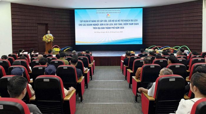 Các học viên học lý thuyết kỹ năng sơ cấp cứu, cứu hộ