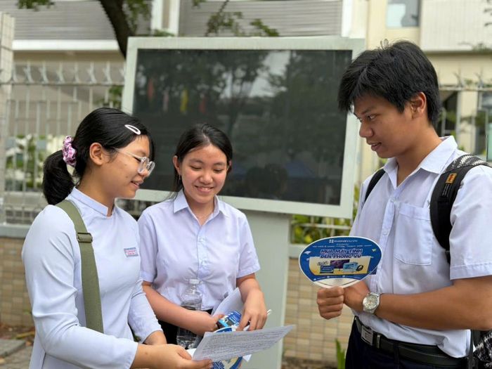 Các thí sinh tại điểm thi THPT Phan Châu Trinh trao đổi cách làm bài sau khi kết thúc giờ làm thi môn Ngữ Văn.