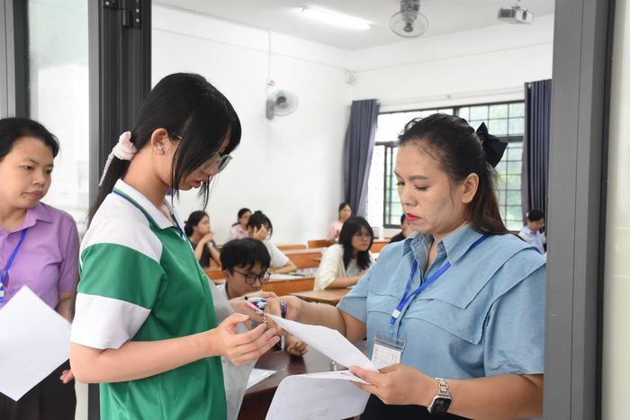Gi ám thị coi thi gọi tên, kiểm tra số báo danh các thí sinh trước khi bước vào phòng thi.