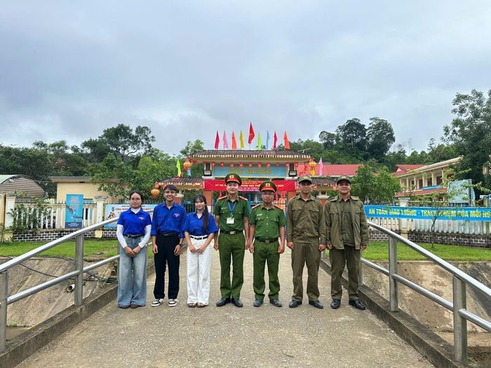 Lực lượng công an, thanh niên tình nguyện cùng lực lượng tham gia bảo vệ ANTT ở cơ sở có mặt tại điểm thi ở xã Tây Giang từ rất sớm.