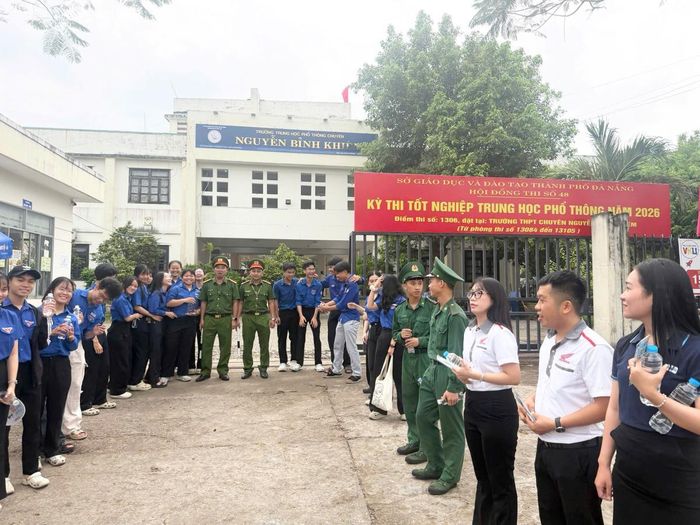 Từ sáng sớm, lực lượng Công an phường Bàn Thạch đã có mặt tại điểm thi THPT chuyên Nguyễn Bỉnh Khiêm để làm nhiệm vụ.