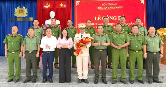 Chụp ảnh lưu niệm cùng tân trưởng Công an phường Ngũ Hành Sơn