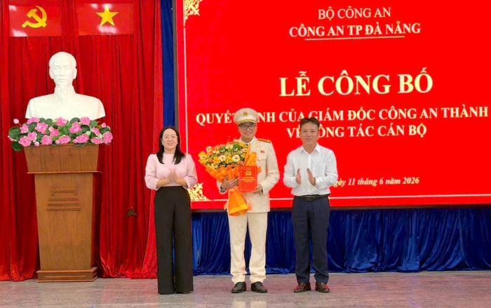 Lãnh đạo Đảng ủy, UBND phường Ngũ Hành Sơn tặng hoa chúc mừng Trung tá Lê Trần Bá Đức