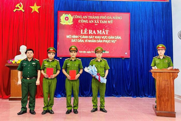 Các ngành chức năng trao quyết định ra mắt mô hình và tặng hoa chúc mừng Công an xã.