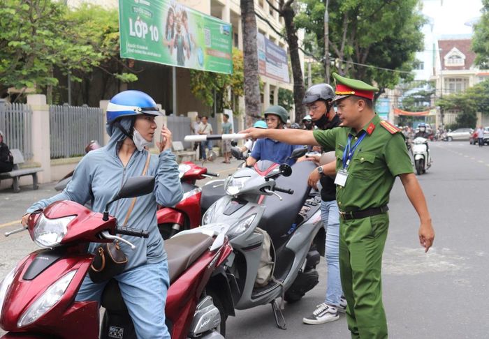 Lực lượng Công an hướng dẫn phụ huynh, người thân đưa đón TS đậu đỗ đúng nơi quy định.
