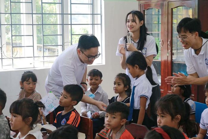 Hoàng Ngọc Vĩnh An tham gia hoạt động chăm sóc sức khỏe và giáo dục cộng đồng cho trẻ em trong một chương trình tình nguyện của sinh viên Trường Đại học Y - Dược, Đại học Huế.