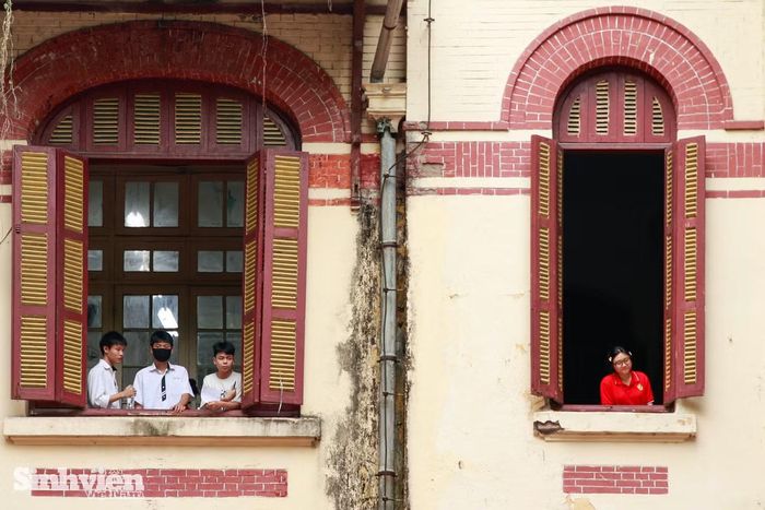 Các sĩ tử trước giờ làm bài thi. Thí sinh sẽ có 120 phút để hoàn thành bài thi môn Ngữ văn và dự kiến kết thúc thời gian làm bài vào lúc 9h35 phút sáng nay.