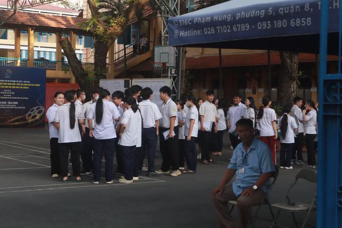 Các thí sinh trao đổi trước giờ thi tại điểm thi Trường THPT Trần Khai Nguyên (TP. HCM)