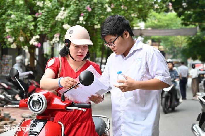 Phụ huynh cùng sĩ tử kiểm tra lại các giấy tờ, đồ dùng
