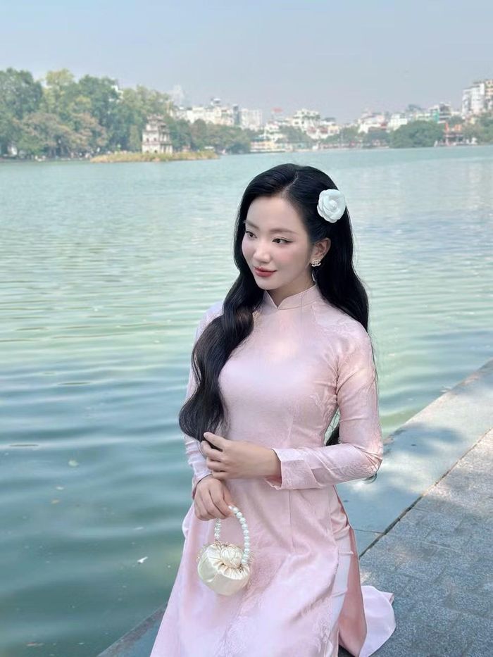 Trong thời gian theo học tại trường Đại học Sư phạm Hà Nội 2, Kiều Trinh đã chủ động đảm nhận vai trò lớp trưởng, đây là cơ hội để cô rèn luyện sự tự tin và bản lĩnh.