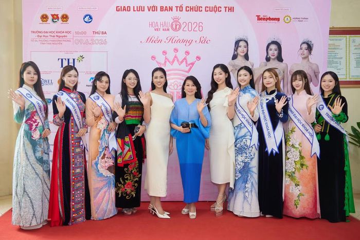 NTK Hàn Phượng, Hoa hậu Hà Trúc Linh, người đẹp Phạm Thùy Dương cùng sinh viên Trường Đại học Khoa học - Đại học Thái Nguyên tại chương trình giao lưu.