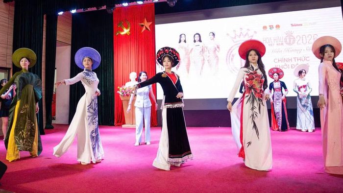 NTK Hàn Phượng hướng dẫn kỹ năng catwalk cho các sinh viên tham gia chương trình.