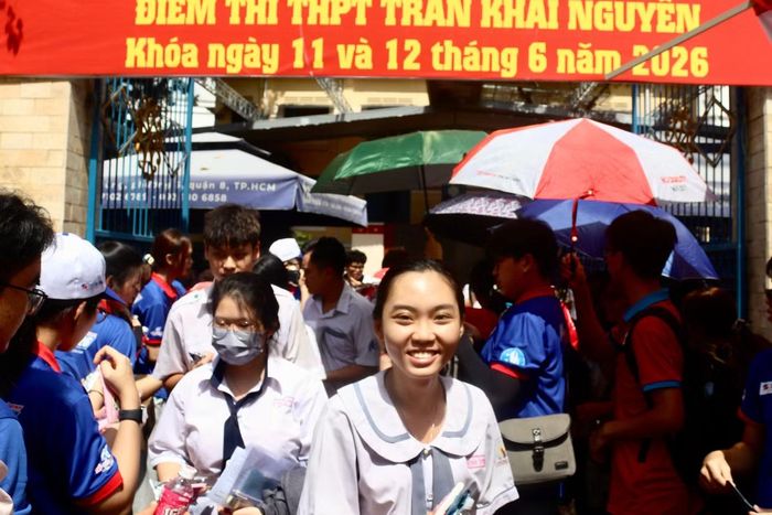 Ghi nhận tại điểm thi Trường THPT Trần Khai Nguyên (TP. HCM), các thí sinh nhận định đề thi môn Ngữ văn bám sát thực tế và có độ phân hóa. Đối với nội dung về trí tuệ nhân tạo (AI) và việc vận dụng tri thức, Phan Đình Thư và Lê Khánh Toàn đánh giá câu hỏi mang tính thực tiễn, riêng Khánh Toàn nhận thấy bài thơ Những chiếc lá của Nguyễn Đình Thi không quá phức tạp và tự tin đạt trên 6 điểm. Ở phần Đọc hiểu, Huỳnh Nguyễn Minh Trân bất ngờ trước ngữ liệu văn xuôi về sự phát triển in ấn thay vì thơ như dự đoán; còn Lê Thanh Uyên cho rằng yêu cầu phân tích luận đề, luận điểm có tính phân loại cao nhưng vẫn đặt mục tiêu đạt điểm 7+. Trong khi đó, dù gặp áp lực ở câu nghị luận văn học do bài thơ mang tính triết lý nhân sinh, thí sinh Vân Lam vẫn dự kiến bài làm đạt từ 6,5 đến 7,5 điểm.