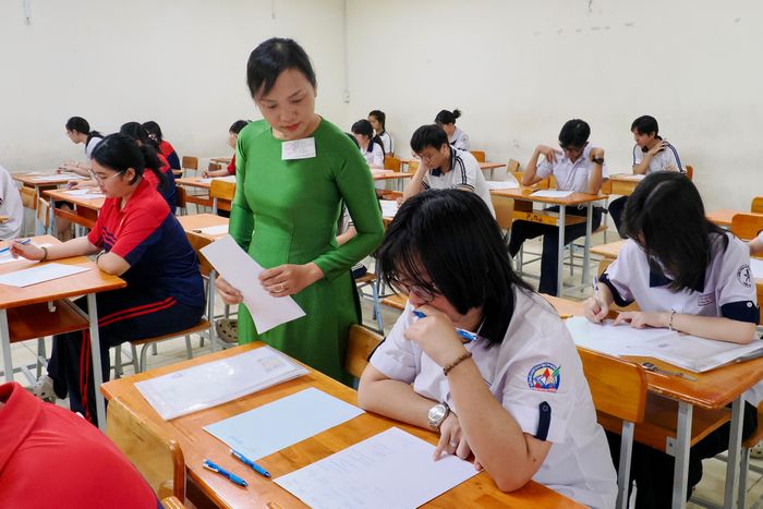  Giám thị kiểm tra thông tin, hướng dẫn thí sinh hoàn tất thủ tục trước giờ phát đề môn Ngữ văn tại điểm thi Trường THPT Bùi Thị Xuân, phường Bến Thành, TPHCM sáng 11-06, ngày đầu tiên của kỳ thi tốt nghiệp THPT năm 2026. Ảnh: HOÀNG HÙNG. 