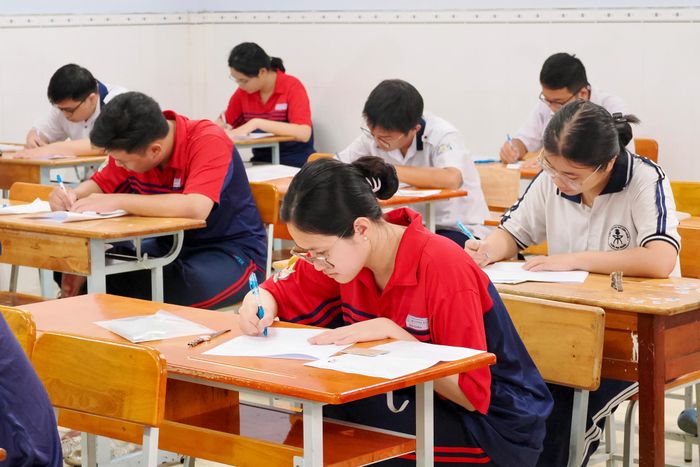  Thí sinh làm bài thi môn Ngữ văn, môn thi đầu tiên của kỳ thi tốt nghiệp THPT năm 2026, tại điểm thi Trường THPT Bùi Thị Xuân, phường Bến Thành, TPHCM sáng 11-06. Ảnh: HOÀNG HÙNG 