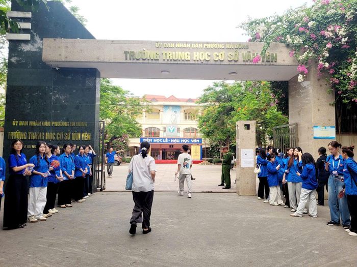 Thí sinh Hà Nội đến điểm thi từ sớm. Ảnh: LÂM NGUYÊN