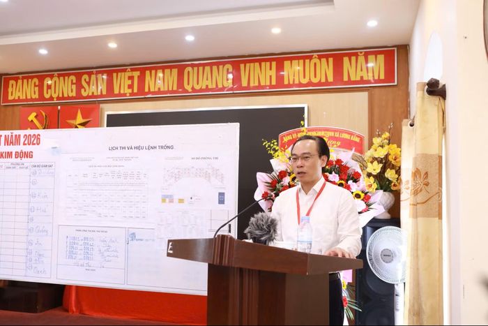 Bộ trưởng Hoàng Minh Sơn thăm điểm thi Trường THPT Kim Động (Hưng Yên) trước giờ thi buổi sáng. Ảnh: ĐÌNH TUỆ