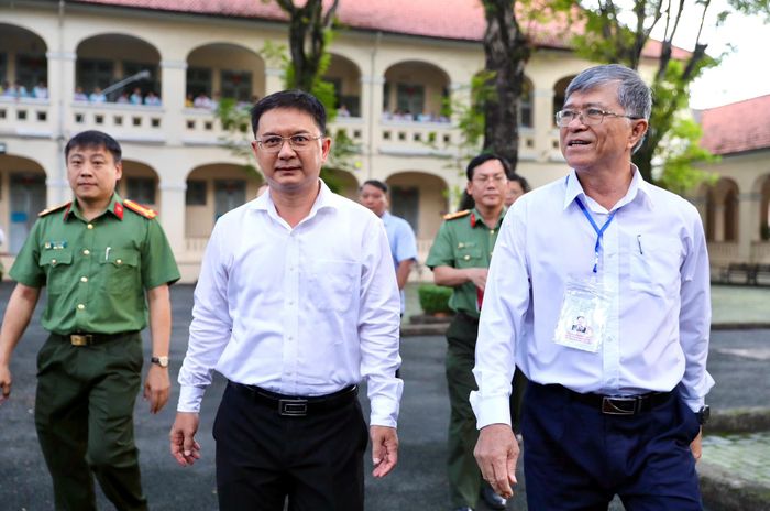 Đồng chí Nguyễn Mạnh Cường, Phó chủ tịch UBND TPHCM cùng Giám đốc Sở GD-ĐT TPHCM Nguyễn Văn Hiếu kiểm tra công tác tổ chức kỳ thi tại điểm thi THPT chuyên Lê Hồng Phong. Ảnh: THU TÂM