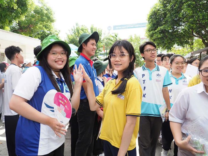  Thí sinh tươi cười rạng rỡ sau khi kết thúc giờ làm bài môn Ngữ văn tại điểm thi Trung học thực hành Sài Gòn. Ảnh: THU TÂM. 