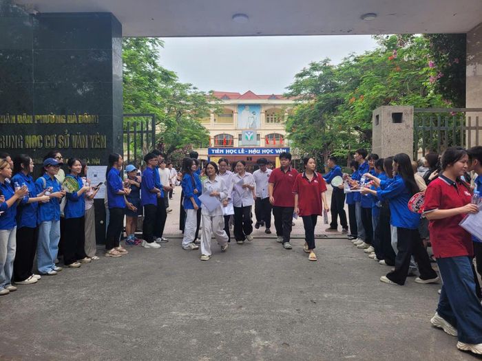  Những thí sinh đầu tiên ra khỏi phòng thi tại điểm thi Trường THCS Văn Yên, Hà Nội. Ảnh PHAN THẢO 