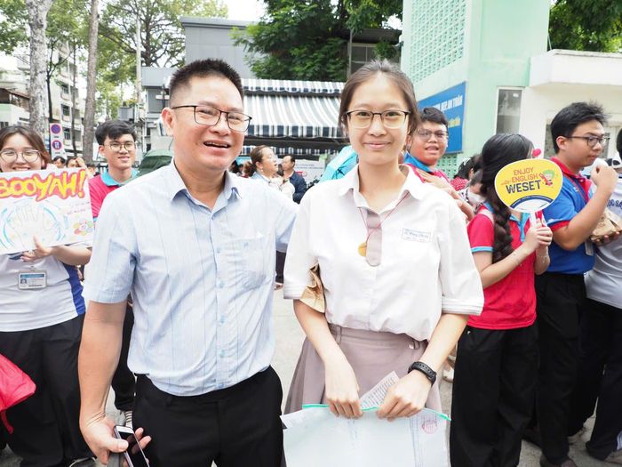  Phụ huynh chúc mừng con hoàn thành môn thi đầu tiên là Ngữ văn. Ảnh: THU TÂM 