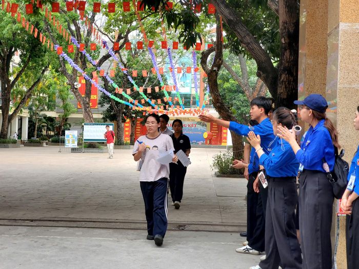  Những thí sinh đầu tiên ra khỏi phòng thi tại điểm thi Trường THCS Nguyễn Trãi, phường Khương Đình, Hà Nội. Ảnh HÀ NGUYỄN 