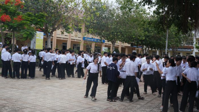  Các em tại điểm thi Trường THCS An Hải, đặc khu Lý Sơn, hoàn thành môn thi Ngữ văn. Ảnh: ĐÌNH NHỰT 