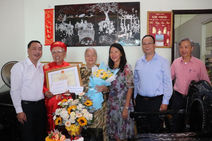 Đoàn đại biểu đến thăm, chúc thọ cụ Đào Đợi