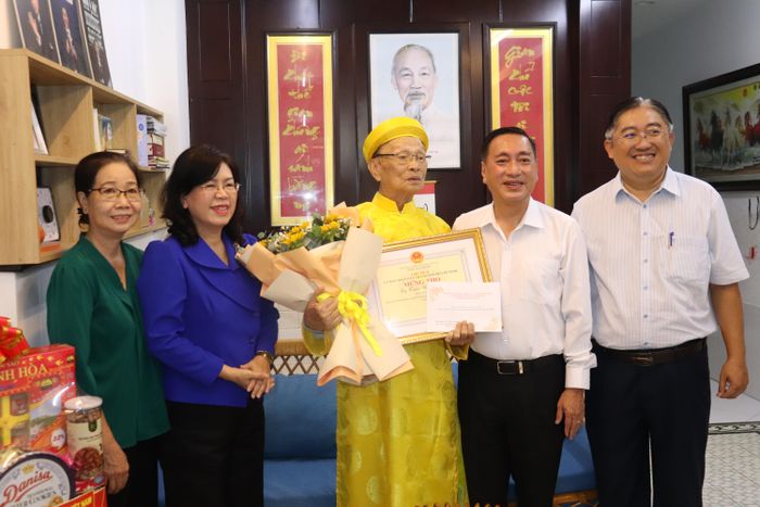 Đoàn đại biểu đến thăm, chúc thọ cụ Trần Văn Mãnh