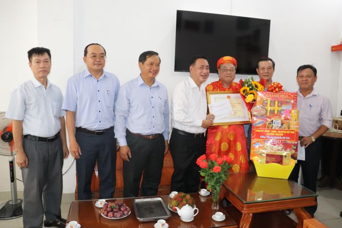 Đoàn đại biểu đến thăm, chúc thọ cụ Nguyễn Sỹ Hóa
