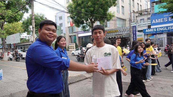 Tình nguyện viên động viên thí sinh trước khi vào trường. Ảnh: XUÂN QUỲNH