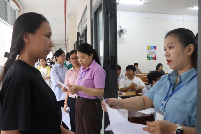 Giám thị gọi thí sinh vào phòng thi tại điểm thi THPT Phan Châu Trinh (phường Hải Châu, TP Đà Nẵng). Ảnh: XUÂN QUỲNH