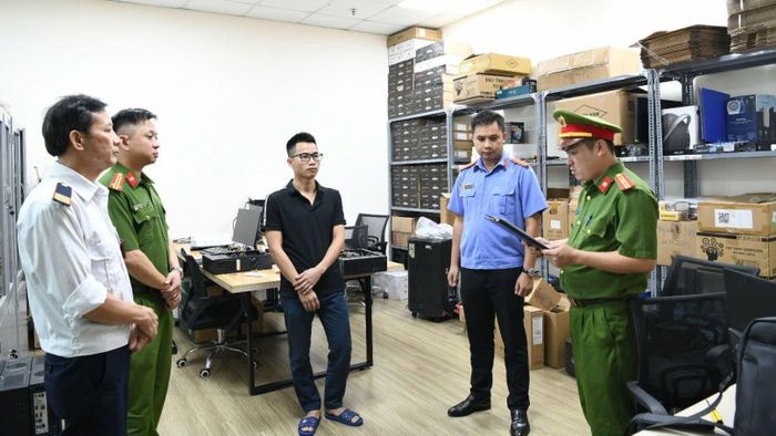 Cơ quan Cảnh sát điều tra Công an tỉnh Phú Thọ thi hành lệnh khám xét khẩn cấp nơi làm việc của ông Khuất Tiến Minh, Giám đốc Công ty TNHH Giải pháp công nghệ Tek-Solution tại Hà Nội. Ảnh: Công an Phú Thọ