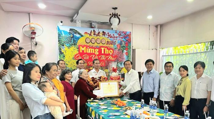 Đồng chí Huỳnh Thanh Nhân cùng đoàn thăm, chúc thọ cụ Võ Thị Mai