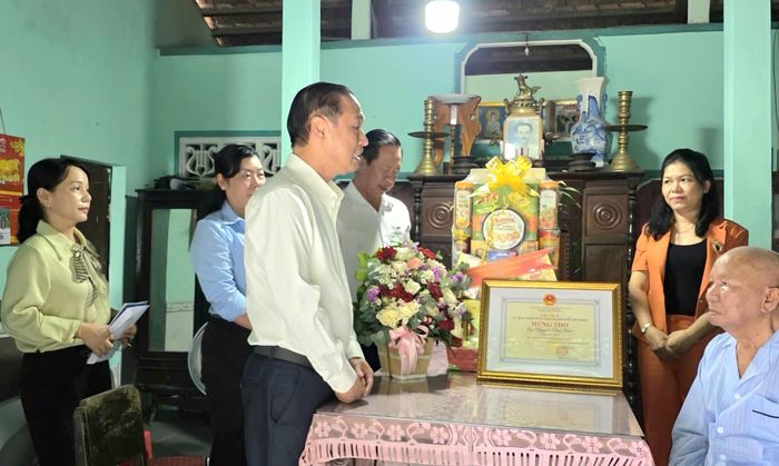 Đồng chí Huỳnh Thanh Nhân chúc thọ cụ Nguyễn Văn Đức