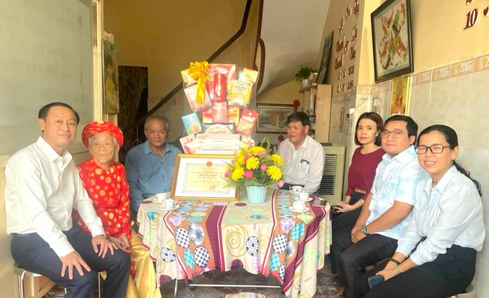 Đồng chí Huỳnh Thanh Nhân cùng đoàn thăm, chúc thọ cụ Hồ Thị Tuấn