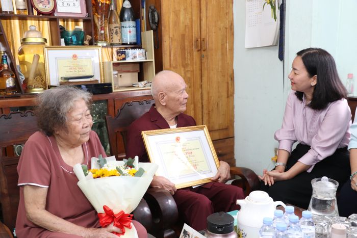 Đồng chí Trương Thị Bích Hạnh thăm hỏi sức khỏe cụ ông Lê Quang Triêm và vợ