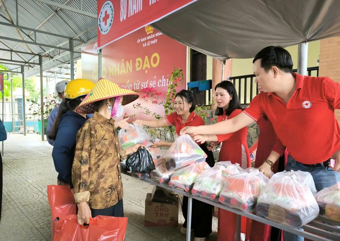  Trong Tháng Nhân đạo 2026 có nhiều hoạt động thiết thực hỗ trợ người dân khó khăn. Ảnh: HỒNG LOAN 